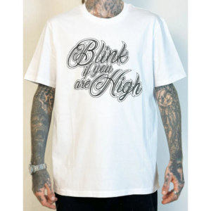 Bílé tričko s černým nápisem "Blink if you are High" ve stylovém fontu, unisex střih, streetwear design od 710MERCHANDISE.