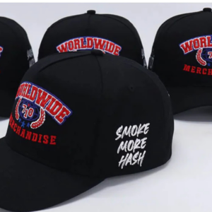 Černá kšiltovka s výšivkou „Worldwide 710 Merchandise“ na přední straně a nápisem „Smoke More Hash“ na boku, streetwear styl, limitovaná edice.