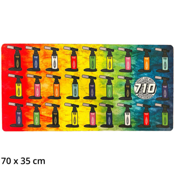 Barevná podložka o rozměru 70 × 35 cm s duhovým pozadím a vzorem hořáků Blazer GT8000, logo 710MERCHANDISE.