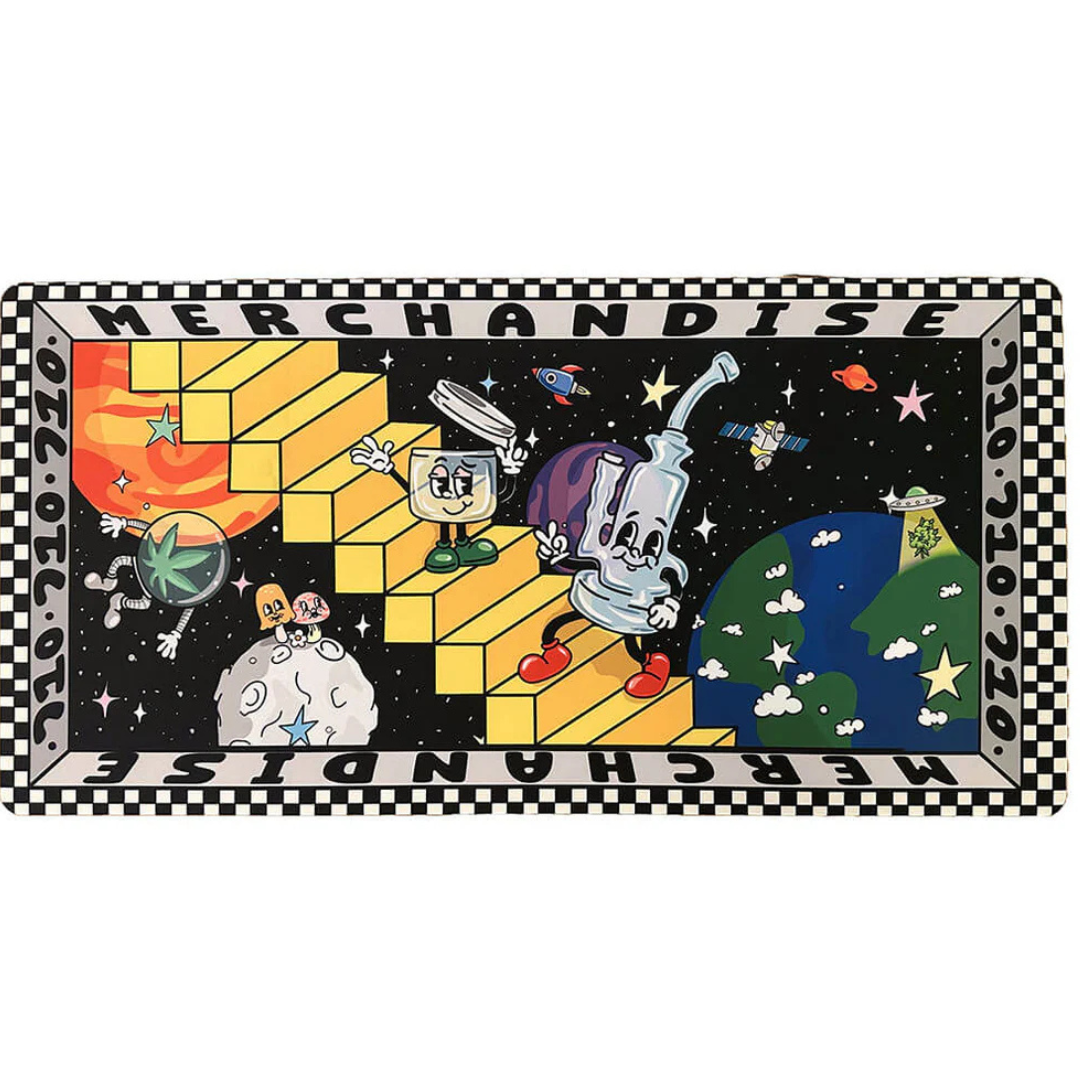 8 Podložka s barevným vesmírným motivem, kreslenými dab postavičkami na schodech mezi planetami, text „MERCHANDISE 710“. Stylový doplněk pro fanoušky 710 kultury.